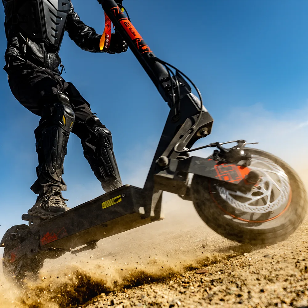 hombre con scooter